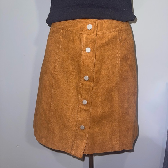 H&M Divided Button-Front brown faux suede mini Skirt woman’s size 6 NWT - Picture 1 of 8